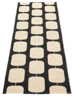 Pappelina Teppich Sten Black Cream 70 x 200 cm STX720