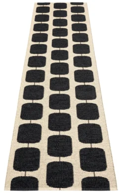 Pappelina Teppich Sten Black Cream 70 x 300 cm STX730
