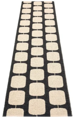 Pappelina Teppich Sten Black Cream 70 x 400 cm STX740