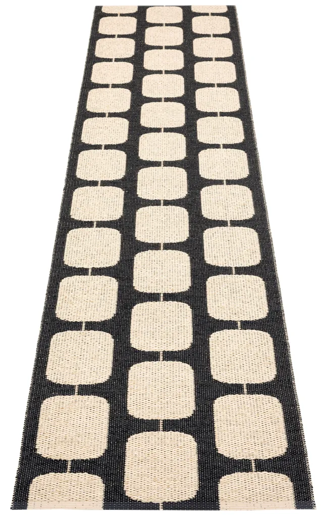 Pappelina Teppich Sten Black Cream 70 x 400 cm STX740