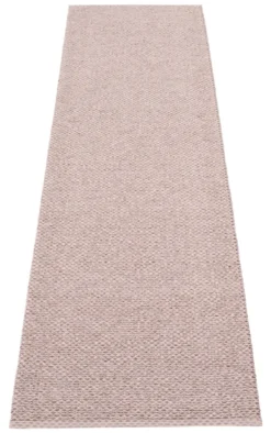 Pappelina Teppich Svea Lilac Metallic/Pale Rose 70 x 320 cm SV7C732
