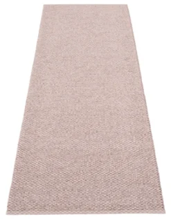 Pappelina Teppich Svea Lilac Metallic/Pale Rose 70 x 160 cm SV7C716