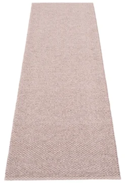 Pappelina Teppich Svea Lilac Metallic/Pale Rose 70 x 240 cm SV7C724