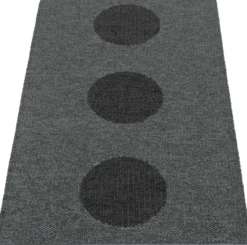 Pappelina Teppich VERA 2,0 Bio Edition Black/Black Metallic 70 x 120 cm V2X712