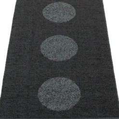 Pappelina Teppich VERA 2,0 Bio Edition Black/Black Metallic 70 x 120 cm V2X712