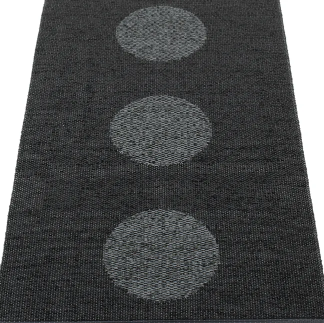 Pappelina Teppich VERA 2,0 Bio Edition Black/Black Metallic 70 x 120 cm V2X712