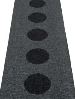 Pappelina Teppich VERA 2,0 Bio Edition Black/Black Metallic 70 x 360 cm V2X736