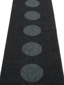 Pappelina Teppich VERA 2,0 Bio Edition Black/Black Metallic 70 x 360 cm V2X736