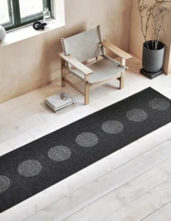 Pappelina Teppich VERA 2.0 Bio Edition Black/Black Metallic 70 x 200 cm V2X720