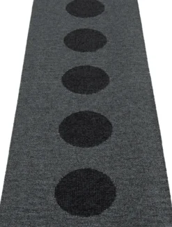 Pappelina Teppich VERA 2.0 Bio Edition Black/Black Metallic 70 x 200 cm V2X720
