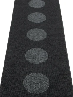 Pappelina Teppich VERA 2.0 Bio Edition Black/Black Metallic 70 x 200 cm V2X720
