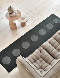 Pappelina Teppich VERA 2.0 Bio Edition Black/Black Metallic 70 x 200 cm V2X720