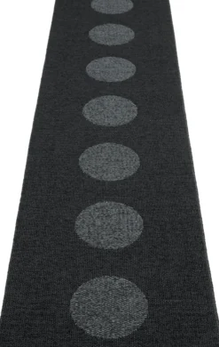 Pappelina Teppich VERA 2,0 Bio Edition Black/Black Metallic 70 x 280 cm V2X728
