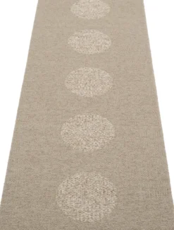 Pappelina Teppich VERA 2.0 Bio Edition Dark Linen/Linen Metallic 70 x 360 cm V29G736