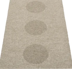 Pappelina Teppich VERA 2.0 Bio Edition Dark Linen/Linen Metallic 70 x 120 cm V29G712