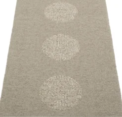 Pappelina Teppich VERA 2.0 Bio Edition Dark Linen/Linen Metallic 70 x 120 cm V29G712