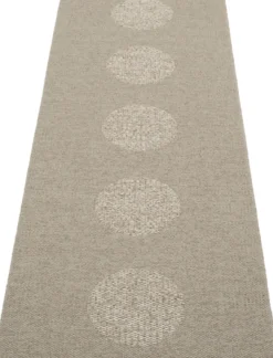 Pappelina Teppich VERA 2.0 Bio Edition Dark Linen/Linen Metallic 70 x 200 cm V29G720
