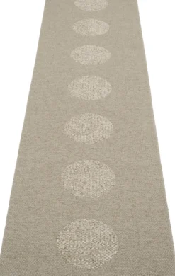 Pappelina Teppich VERA 2.0 Bio Edition Dark Linen/Linen Metallic 70 x 280 cm V29G728