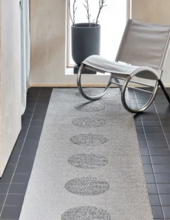 Pappelina Teppich VERA 2,0 Bio Edition Grey/Granit Metallic 70 x 120 cm V29712