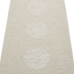Pappelina Teppich VERA 2.0 Bio Edition Linen/Stone Metallic 70 x 120 cm V29F712