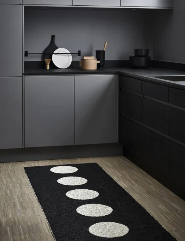 Pappelina Teppich Vera Black 70 x 225 cm VEX722