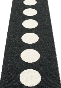 Pappelina Teppich Vera Black 70 x 225 cm VEX722