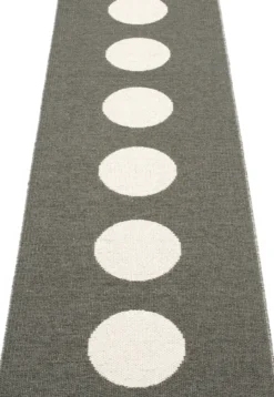 Pappelina Teppich Vera Charcoal Vanilla 70 x 225 cm VE9A722