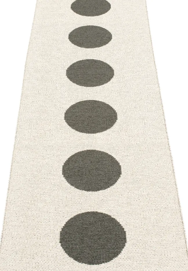 Pappelina Teppich Vera Charcoal Vanilla 70 x 225 cm VE9A722