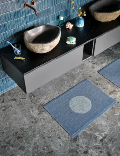 Pappelina Teppich VERA POP River Blue 70 x 120 cm VP3R712
