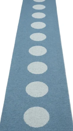 Pappelina Teppich VERA POP River Blue 70 x 360 cm VP3R736