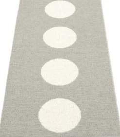 Pappelina Teppich Vera Warm grey Vanilla 70 x 150 cm VE9D715