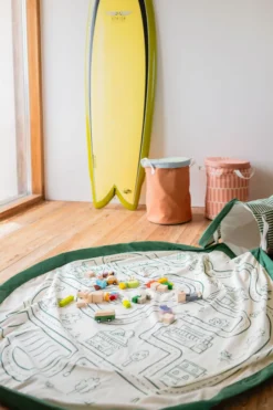 Play&Go Soo Spielmatte Ø140cm mit Stauraum Eimer roadmap