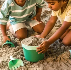 Quut Raki Sandspielzeug Rechen & Schaufel Garten grün
