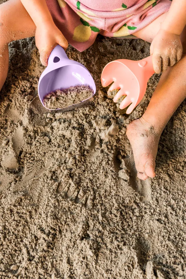 Quut Raki Sandspielzeug Rechen & Schaufel Lavender