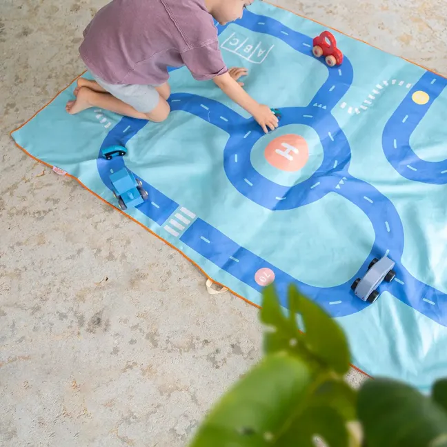 Quut Spieltuch L (180 x 100cm) On the road