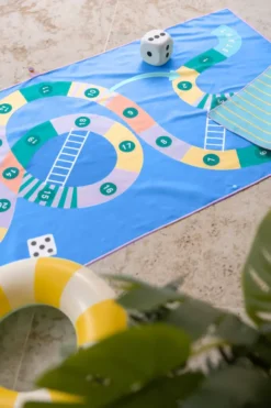 Quut Spieltuch M (140 x 70cm) Snakes & Ladders