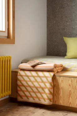 Roros Tweed BISLETT Lammwolldecke 130x200cm Peach & pistachio 5151