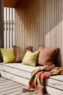Roros Tweed FRI Lammwolldecke 150 x 200cm Summer red 3454