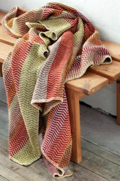 Roros Tweed FRI Lammwolldecke 150 x 200cm Summer red 3454