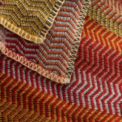 Roros Tweed FRI Lammwolldecke 150 x 200cm Summer red 3454