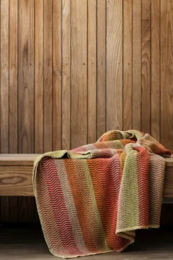Roros Tweed FRI Lammwolldecke 150 x 200cm Summer red 3454
