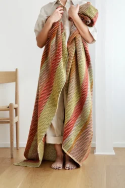 Roros Tweed FRI Lammwolldecke 150 x 200cm Summer red 3454
