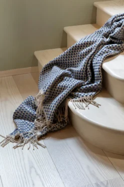 Roros Tweed ISAK Lammwolldecke 150 x 210cm Far Away Blue Throw 5354
