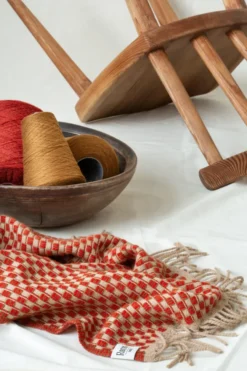 Roros Tweed ISAK Lammwolldecke 150 x 210cm Rot Sumac Throw 5353