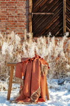 Roros Tweed ISAK Lammwolldecke 150 x 210cm Rot Sumac Throw 5353