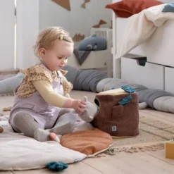Sebra Aktivitätsspielzeug Versteckspiel Baumstumpf braun