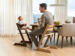 STOKKE® Mega Set Tripp Trapp® Eiche warm braun + Babyset warm braun + Tray Tisch weiß