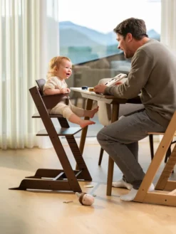 STOKKE® Mega Set Tripp Trapp® Eiche warm braun + Babyset warm braun + Tray Tisch weiß