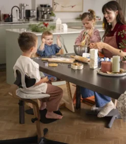 STOKKE® Nomi® Hochstuhl Walnuss schwarz