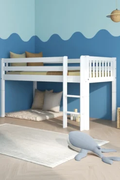 THUKA Nordic halbhohes Bett Crossbar mit gerader Leiter weiß
